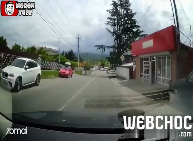 Video :This crazy person is having a great time shattering the glass of your automobile!